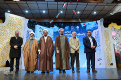 رونمایی از تقریظ رهبری بر کتاب «آن مرد با باران می‌آید»