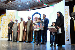 رونمایی از تقریظ رهبری بر کتاب «آن مرد با باران می‌آید»