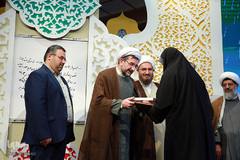 رونمایی از تقریظ رهبری بر کتاب «آن مرد با باران می‌آید»