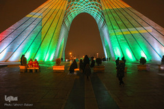 نور افشانی میدان آزادی به مناسبت سالروز پیروزی انقلاب اسلامی