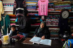 بتول، 50سال دارد. او می‌گوید 30سال هست که کاسبی می‌کند. و زمان زیادی در مغاره‌اش به تلاوت قرآن می‌پردازد و شاهد برکات و موفقیت‌های زیادی در زندگی‌اش بوده است. 