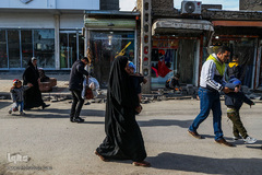 در واقع کلمه «خانه» در پسوند عبارت مادر خانه‌دار صرفا جنبه تزئینی دارد و او اوقات زیادی بیرون از خانه و مشغول رسیدگی به امور بچه ها و خانه و انجام وظایف مادر خانه دار است.