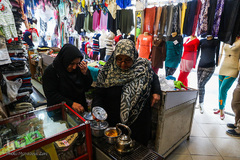 از راست معصومه 45سال دارد. 23سال شاغل است. زهرا  45 ساله دارای فرزند که همراه همکارش معصومه مشغول به کار است.