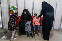 مادران در هنگام تعطیلات و بیماری هم مرخصی ندارند و هرجای دنیا که باشند بازهم باید مراقب بچه‌ها و احتیاجات آن‌ها باشند.