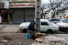 خدیجه 63 سال دارد. او می‌گوید توان مالی برای اجازه مغازه را ندارد .