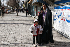 مادران خانه‌دار در طول روز کارهای زیادی را انجام می‌دهند. آن‌ها یک پرستار،معلم، آشپز، همبازی، حسابدار، خدمتکار، راننده و هزاران شغل و نقش دیگر دارند که به صورت تمام وقت و بدون دریافت هیچ حقوق و پاداش و مزایای جانبی در حال کار کردن هستند.