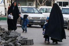 مادران خانه‌دار در طول روز کارهای زیادی را انجام می‌دهند. آن‌ها یک پرستار،معلم، آشپز، همبازی، حسابدار، خدمتکار، راننده و هزاران شغل و نقش دیگر دارند که به صورت تمام وقت و بدون دریافت هیچ حقوق و پاداش و مزایای جانبی در حال کار کردن هستند.