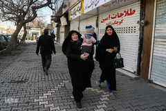 مادران خانه‌دار در طول روز کارهای زیادی را انجام می‌دهند. آن‌ها یک پرستار،معلم، آشپز، همبازی، حسابدار، خدمتکار، راننده و هزاران شغل و نقش دیگر دارند که به صورت تمام وقت و بدون دریافت هیچ حقوق و پاداشی بدون مزایای جانبی در حال کار کردن هستند.