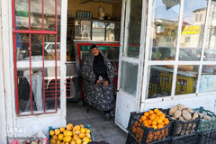 سکینه دارای 6 فرزند و 20سال است که مالک این مغازه است. او می‌گوید با همسرش این مغازه را اداره می‌کند