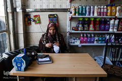 مریم 29 سال دارد. او می‌گوید 3سال است که علاوه بر فروشندگی مواد شوینده، به کار بافندگی هم می‌پردازد.