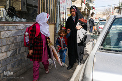 در واقع کلمه «خانه» در پسوند عبارت مادر خانه‌دار صرفا جنبه تزئینی دارد و او اوقات زیادی بیرون از خانه و مشغول رسیدگی به امور فرزندان، خانه و همچنین وظایف مادری خود است. 