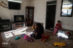 زینب 30ساله دارای 2 فزرند است. او می‌گوید باید برای امرار معاش و زندگی‌اش تلاش بیشتری کند. زینب عاشق کارش است.