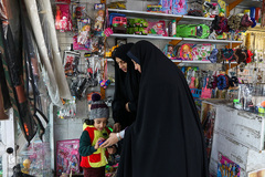 مادران خانه‌دار در طول روز کارهای زیادی را انجام می‌دهند. آن‌ها یک پرستار،معلم، آشپز، همبازی، حسابدار، خدمتکار، راننده و هزاران شغل و نقش دیگر دارند که به صورت تمام وقت و بدون دریافت هیچ حقوق و پاداشی بدون مزایای جانبی در حال کار کردن هستند.