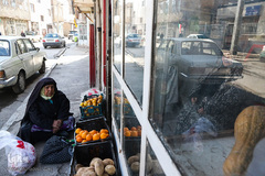 فاطمه دارای 10فرزند و 65 سال دارد. او می‌گوید بیمار است و باید تنها به دکتر برود و بسیار کار دشواری است. 