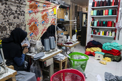 سمیرا و صدیقه در یک کارگاه خیاطی مشغول به کار هستند. آنها می‌گویند از اینکه مادر شده‌اند بسیار خوشحال هستند. 