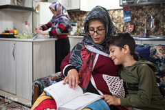 عذرا احمدی 39 ساله مبتلا به بیماری «سی پی» است. او مادر پسری شش ساله به نام عرشیا است. عذرا برای عرشیا کتاب داستان می‌خواند.