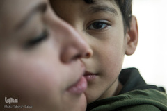 عذرا فرزندش عرشیا را خیلی دوست دارد. او تلاش می‌کند پسری قوی و با انگیزه تربیت کند.