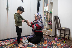 کبری مادر عذرا به دلیل بیماری دخترش در کارهای خانه به او کمک می‌کند. 