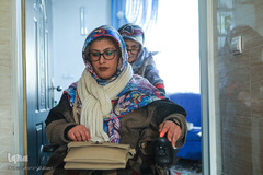 عذرا دو سال گذشته یک جراحی داشته است و پس از آن توان راه رفتن را از دست داده است. او اکنون با ویلچر حرکت می‌کند.