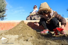 عذرا هر روز عرشیا را به پارک می‌برد.