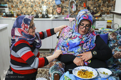 مادر عذرا به دلیل شرایط خاص زندگی دخترش این روزها نقش‌آفرینی‌های مادرانه‌اش بیش از قبل خودنمایی می‌کند.