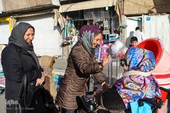 عذرا با دوستانش به خرید می‌رود.