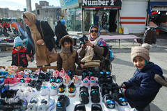 او برای سال نو در تدارک خرید برای عرشیا است.