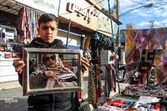 عذرا در حال خرید روسری است.