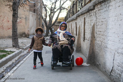 عذرا و عرشیا از گردش روزانه به خانه بازمی‌گردند.
