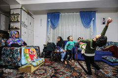 عذرا می‌گوید دوستانش در کنارش و با او همراه هستند.