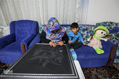 عذرا از ۱۹ سالگی به مؤسسه رعد رفته است و در این مؤسسه نقاشی، خطاطی، تذهیب و خراش روی فلز را آموزش دیده است. او در حال حاضر در حال تکمیل کردن تابلوی گل و بلبل با هنر خراش روی فلز است. او می‌گوید چون ابزارش خطرناک است زیاد نمی‌تواند کار کند.