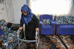 عذرا در حال آماده شدن برای رفتن به سرکار است. کار او شیفتی است و از ساعت 2 تا 20 شب در مؤسسه رعد مشغول فعالیت است.