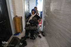 عذرا در رفتن به محل کارش است. کار او شیفتی است و از ساعت 2 تا 20 شب در مؤسسه رعد مشغول فعالیت است.