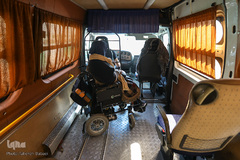 او با سرویس ایاب و ذهابی که مؤسسه رعد به او اختصاص داده به محل کارش می‌رود.