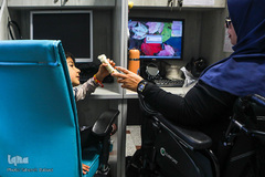 گاهی اوقات که مادر و همسرش نیستند او مجبور است عرشیا را به محل کار بیاورد. 