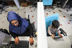 گاهی اوقات که مادر و همسرش نیستند  او مجبور است عرشیا را به محل کار بیاورد. عرشیا خیلی بازی‌های رایانه‌ای را دوست دارد.