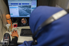 عذرا در مؤسسه رعد کار می‌کند. او مسئول اپراتور است که این کار پروژه‌ای برای مراکز مختلف است.