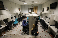 عذرا در مؤسسه رعد کار می‌کند. او مسئول اپراتور است که این کار پروژه‌ای برای مراکز مختلف است.