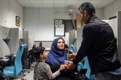 همسر عذرا برای روز مادر برایش هدیه آورده است.