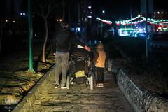 عذرا و خانواده اش در حال قدم زدن هستند.