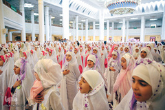 جشن تكلیف دانش‌آموزان شیرازی در حرم شاهچراغ(ع)