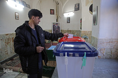 حضور پرشور مردم قم در نخستین ساعات رأی‌گیری