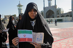 حضور پرشور مردم قم در نخستین ساعات رأی‌گیری