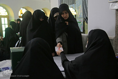 حضور پرشور مردم قم در نخستین ساعات رأی‌گیری