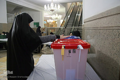 حضور پرشور مردم قم در نخستین ساعات رأی‌گیری