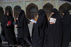 حضور پرشور مردم قم در نخستین ساعات رأی‌گیری