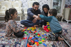 بازی با کودکان علاوه بر سرگرم کردن آنها باعث آموزش و رشد خلاقیت آنها می‌شود.