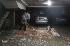 فخرالدین سیفی، شاغل در صنایع پتروشیمی است و به دلیل شیوع  بیماری کرونا زودتر به خانه باز می‌گردد.
او به خانواده در خانه تکانی شب عید کمک می‌کند.