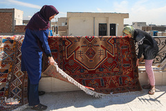 مارال دختر خانواده سيفی کلاس پنجم است. در این روزها به دلیل تعطیلی مدارس در کارِ خانه تکانی به مادرش کمک می‌کند.