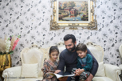 عباس وحیدی،‌ شیرینی فروشی دارد. او می‌گوید به علت شیوع ویروس کرونا فروش ما خیلی کم شده است و بیشتر اوقات در خانه است. در این روزها عباس با کودکان خود بازی می‌کند.